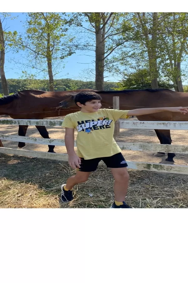 13568