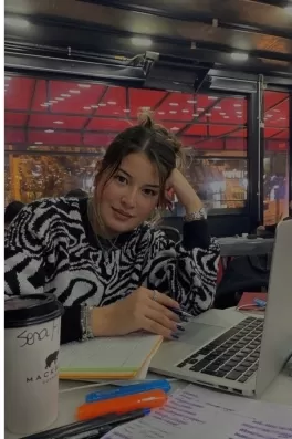 Sena I., 25 yaşında