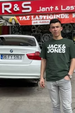Efe Y., 21 yaşında, Ankara