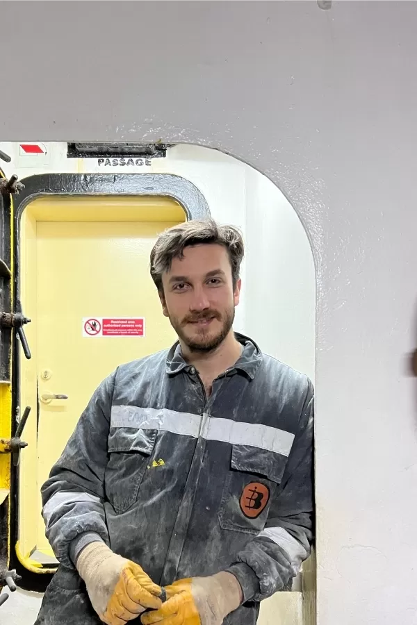 49037